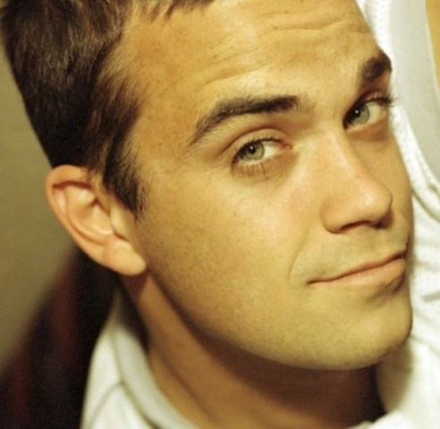 Robbie Williams plays for Putin @2x.jpg